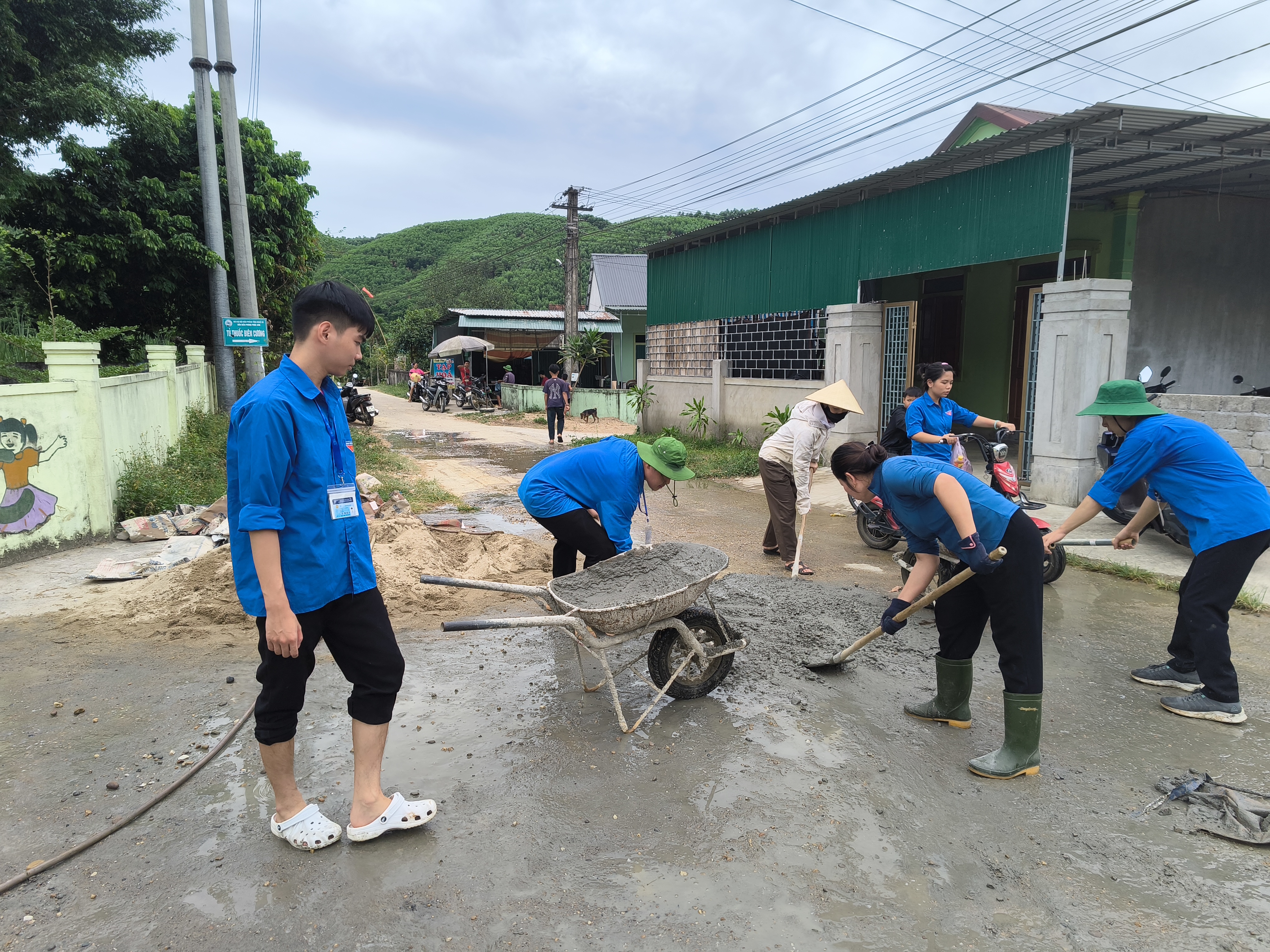 [ GIÚP ĐỠ ĐIỂM TRƯỜNG LÀM SÂN ]