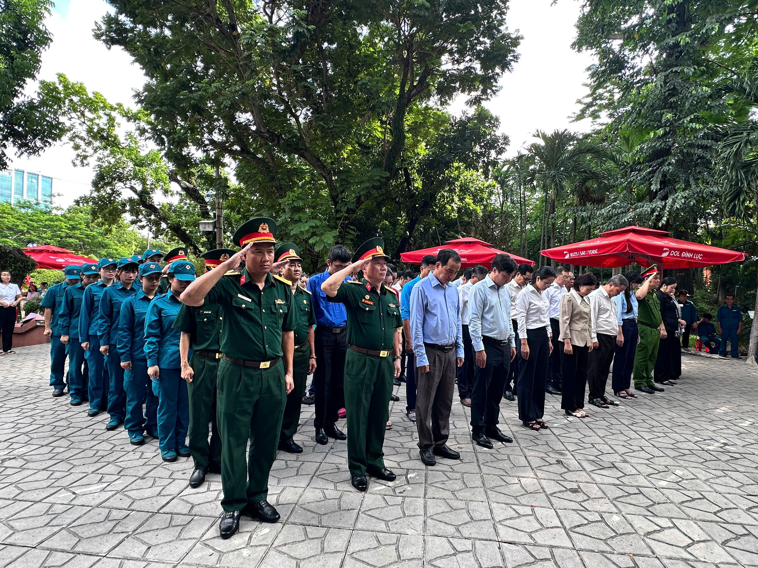 Tham gia dâng hương tại Công viên Lê Thị Riêng
