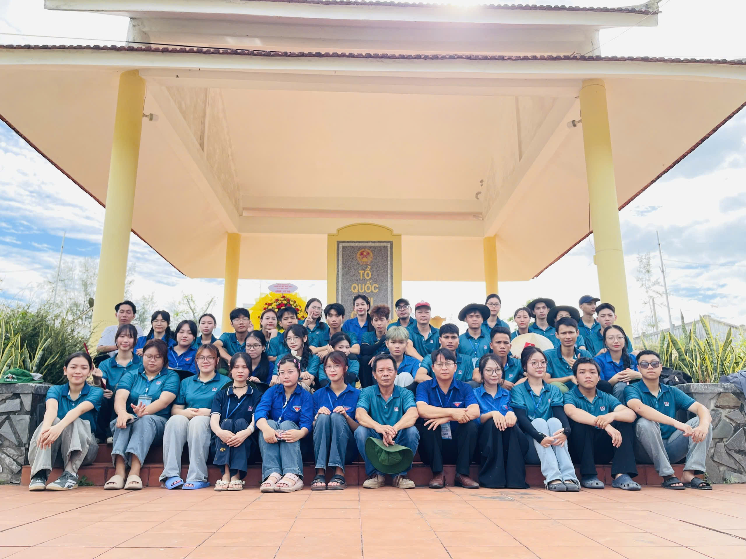 Tổ chức thắp hương, dâng hoa tri ân các anh hùng liệt sĩ