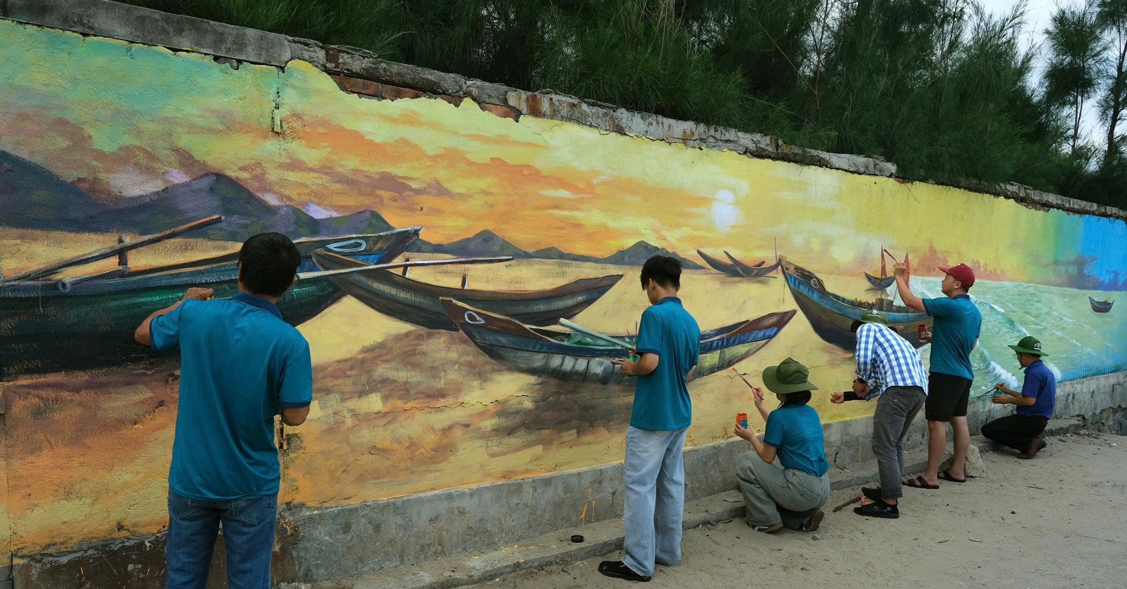 Vẽ tranh tường bích họa về chủ đề biển đảo, đầm phá, Lăng Cô - vịnh đẹp thế giới và tranh cổ động tuyên truyền về môi trường