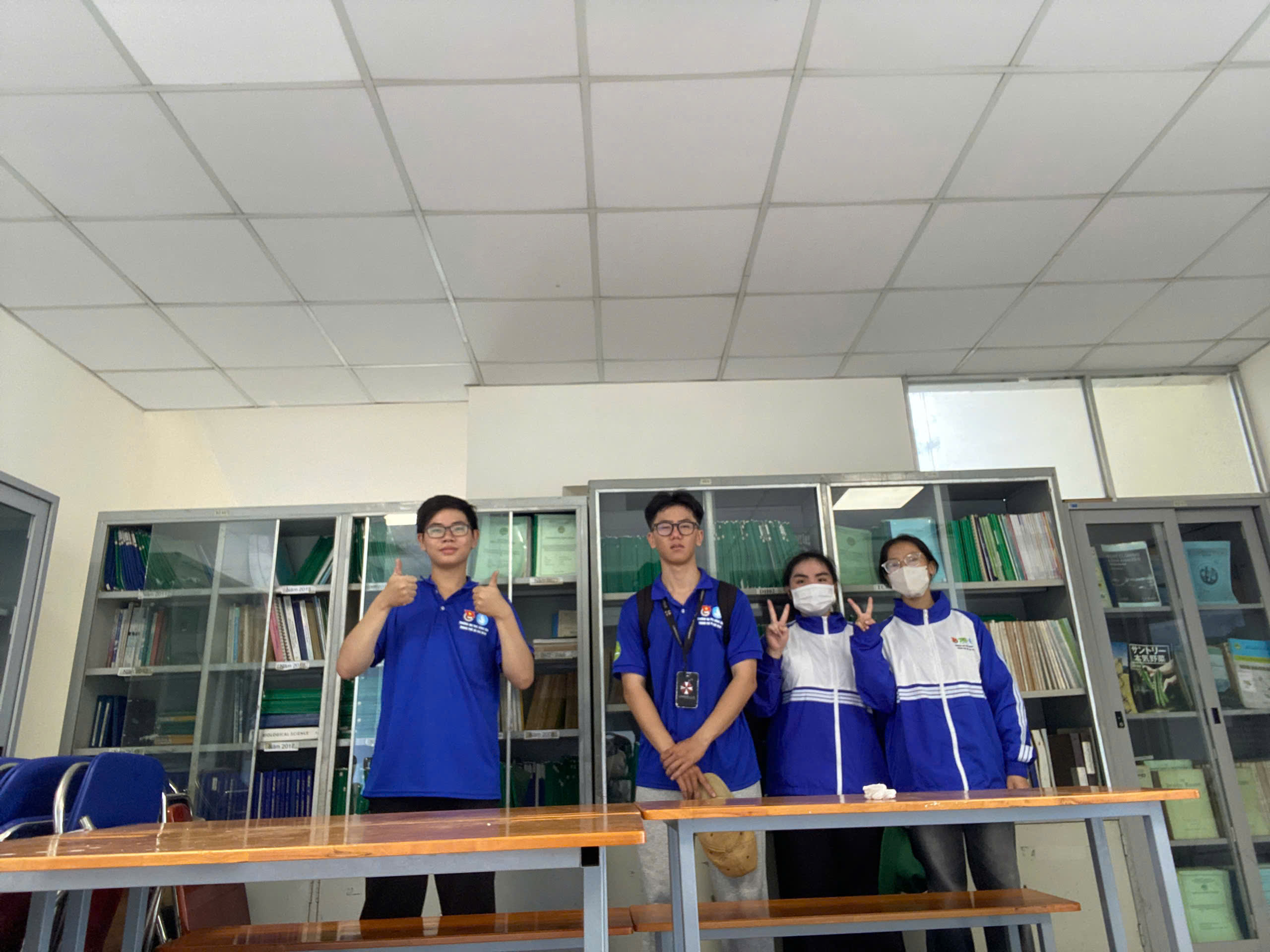 Không gian thư viện Khoa gọn gàng, sạch đẹp.