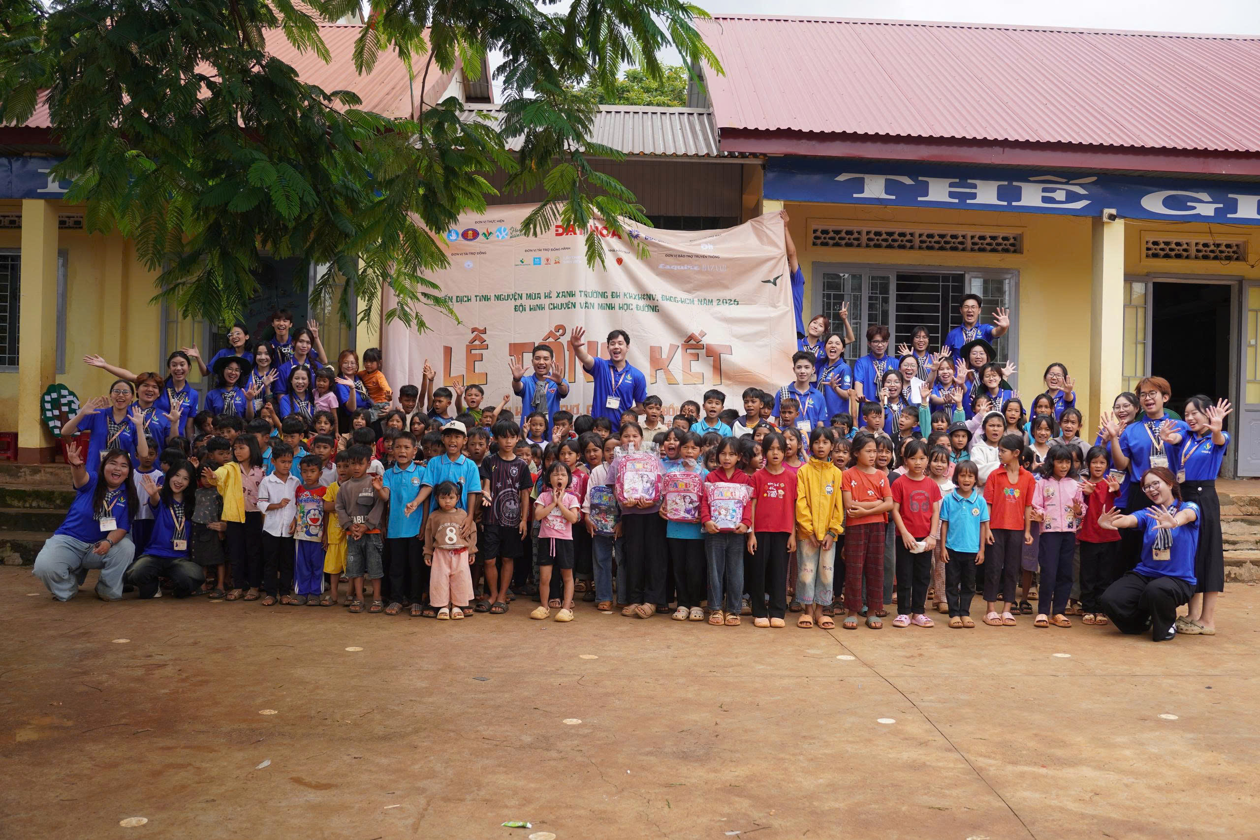 Trao học bổng cho học sinh có hoàn cảnh khó khăn