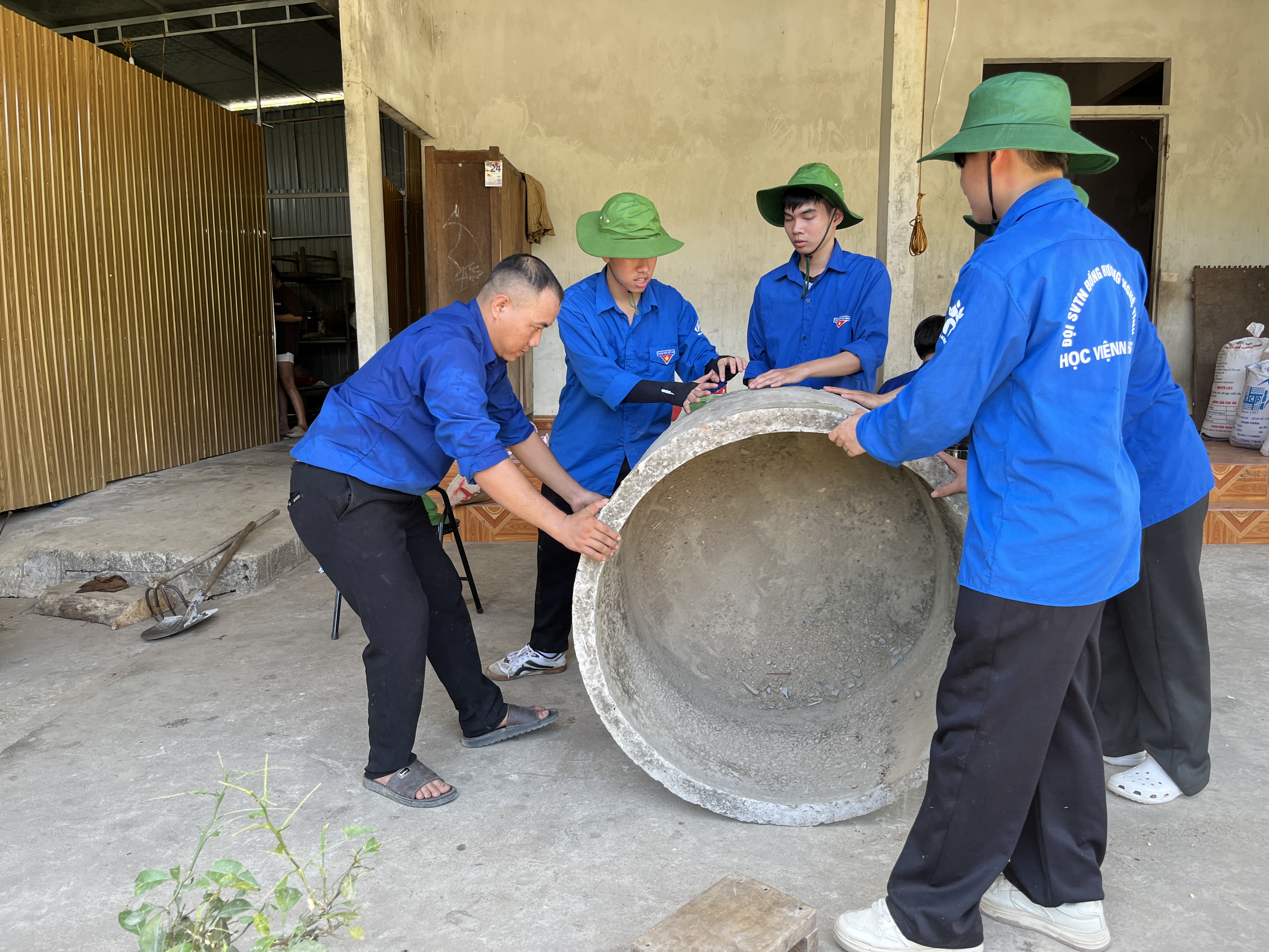 [ DỌN DẸP, CẢI TẠO, CHỈNH TRANG NHÀ CỬA CHO CÁC HỘ GIA ĐÌNH CÓ CÔNG VỚI CÁCH MẠNG ]