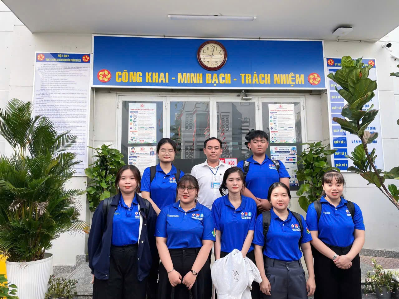 HỖ TRỢ NGƯỜI DÂN THỰC HIỆN DỊCH VỤ CÔNG TRỰC TUYẾN TẠI PHƯỜNG BÀN CỜ