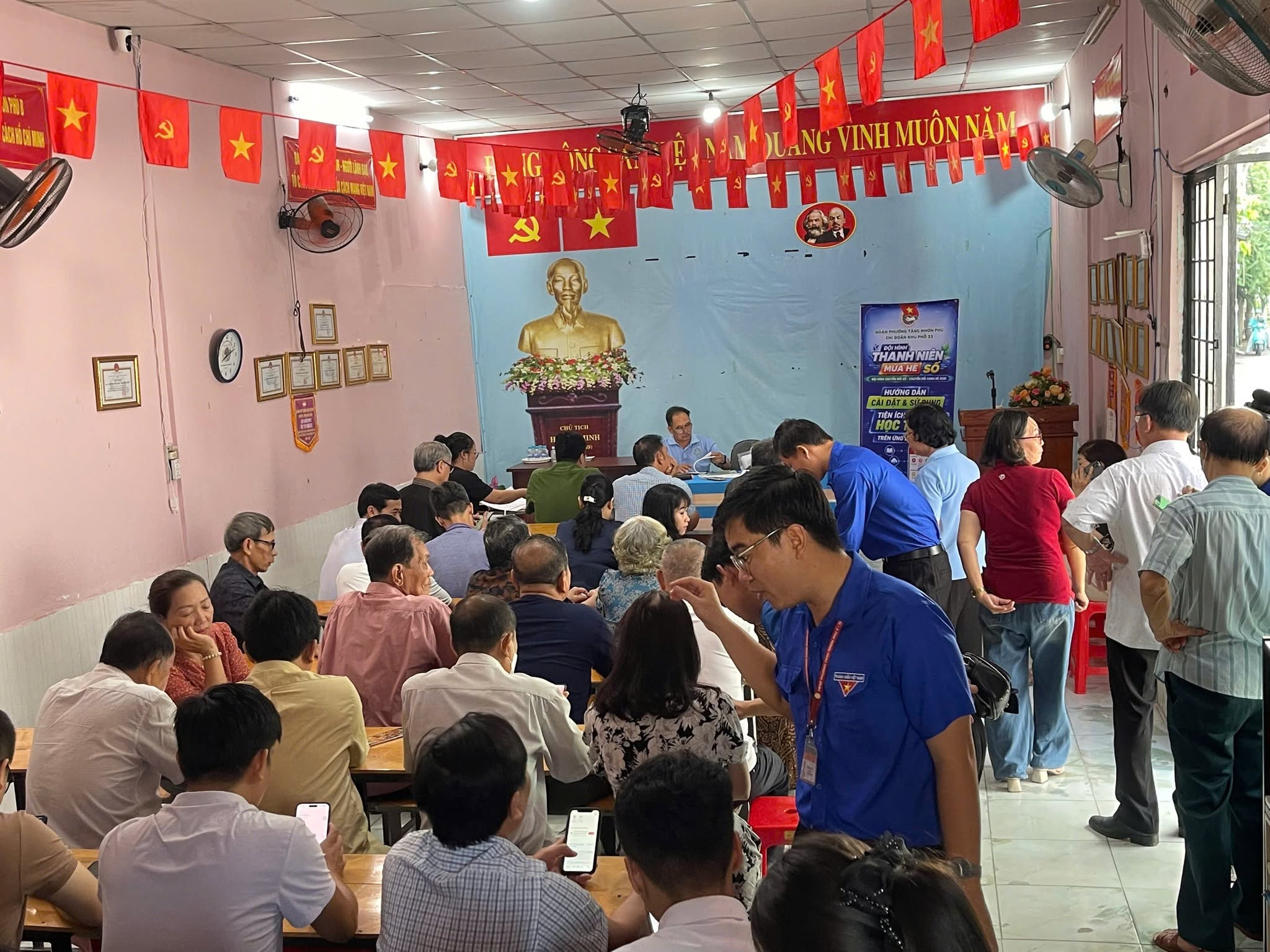THANH NIÊN MÙA HÈ SỐ: HƯỚNG DẪN ĐẢNG VIÊN CHI BỘ CÀI ĐẶT VÀ SỬ DỤNG TIỆN ÍCH SỐ TRÊN ỨNG DỤNG “TGDV”