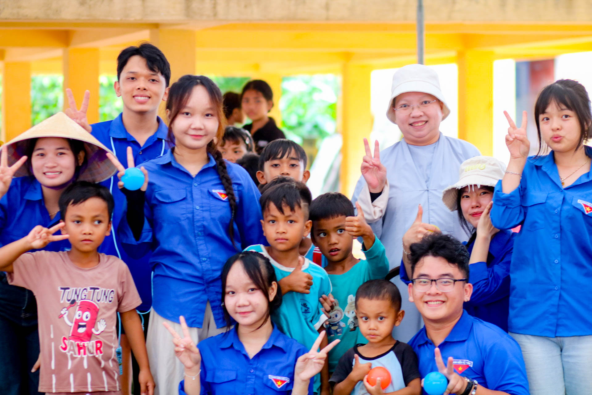 ẢNH CHƯƠNG TRÌNH "THẮP SÁNG BIÊN CƯƠNG" TRƯỜNG ĐẠI HỌC PHÚ XUÂN