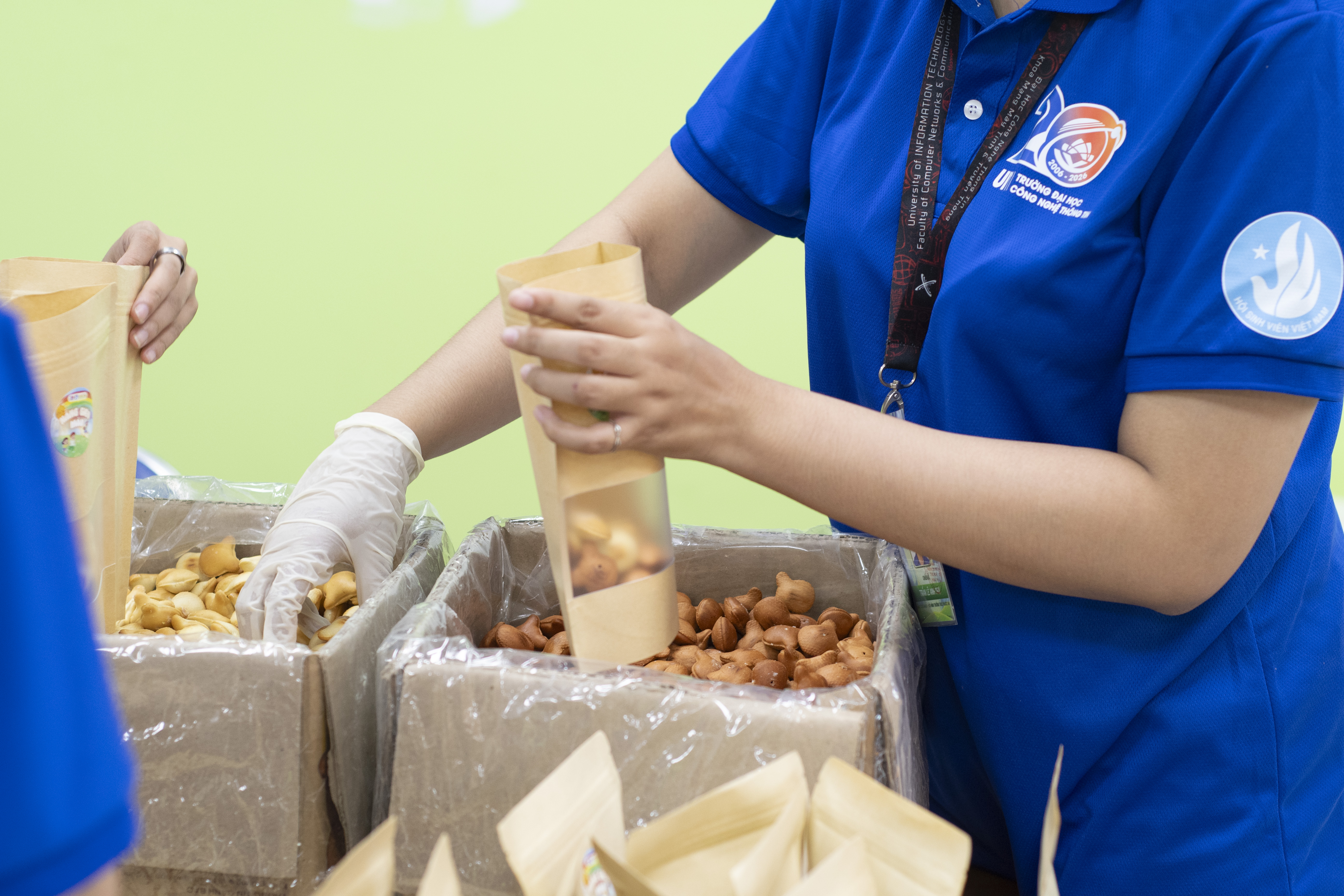 Đóng hàng gây quỹ