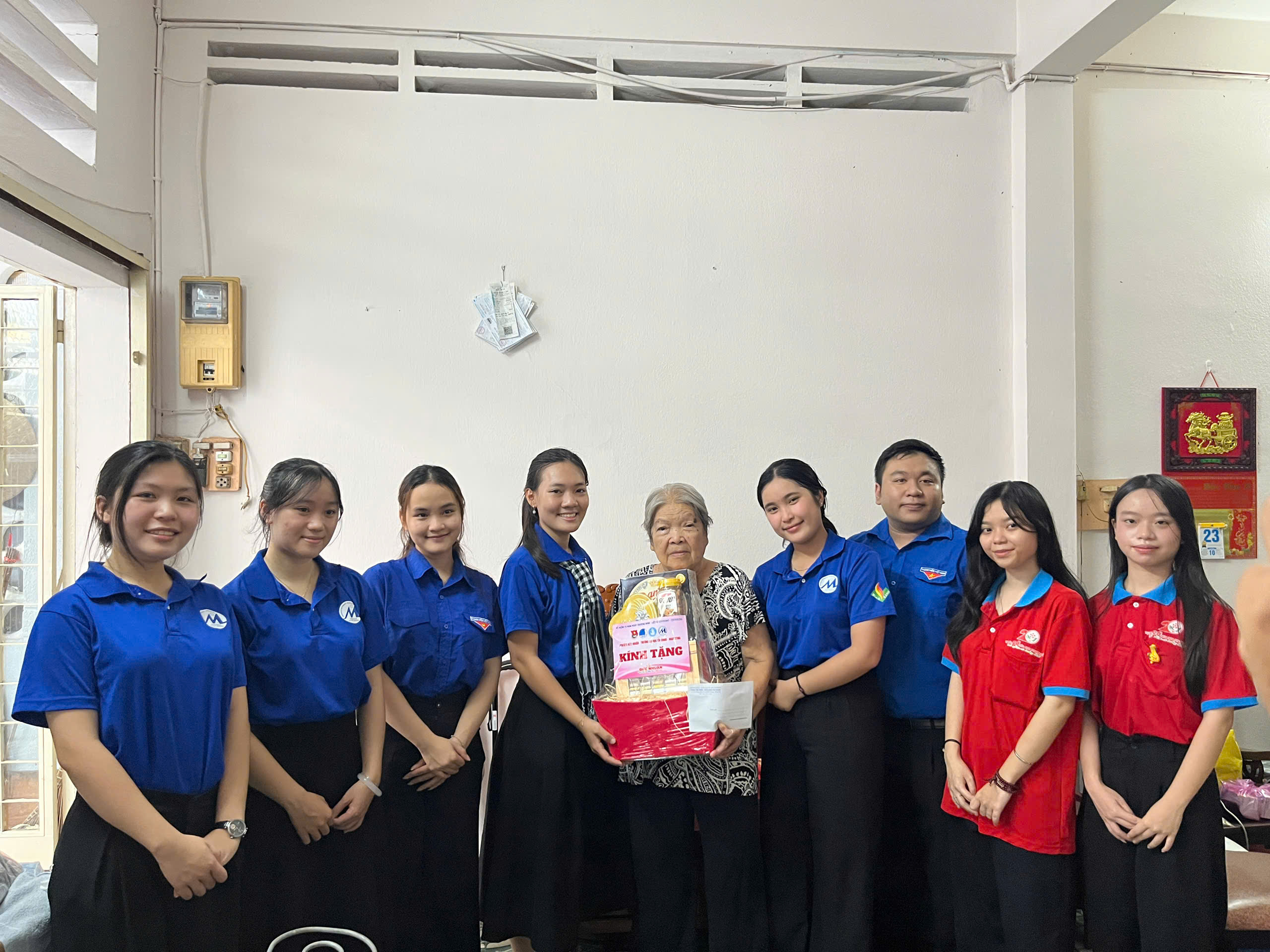 Trao tặng, viếng thăm các gia đình chính sách địa bàn phường Đức Nhuận