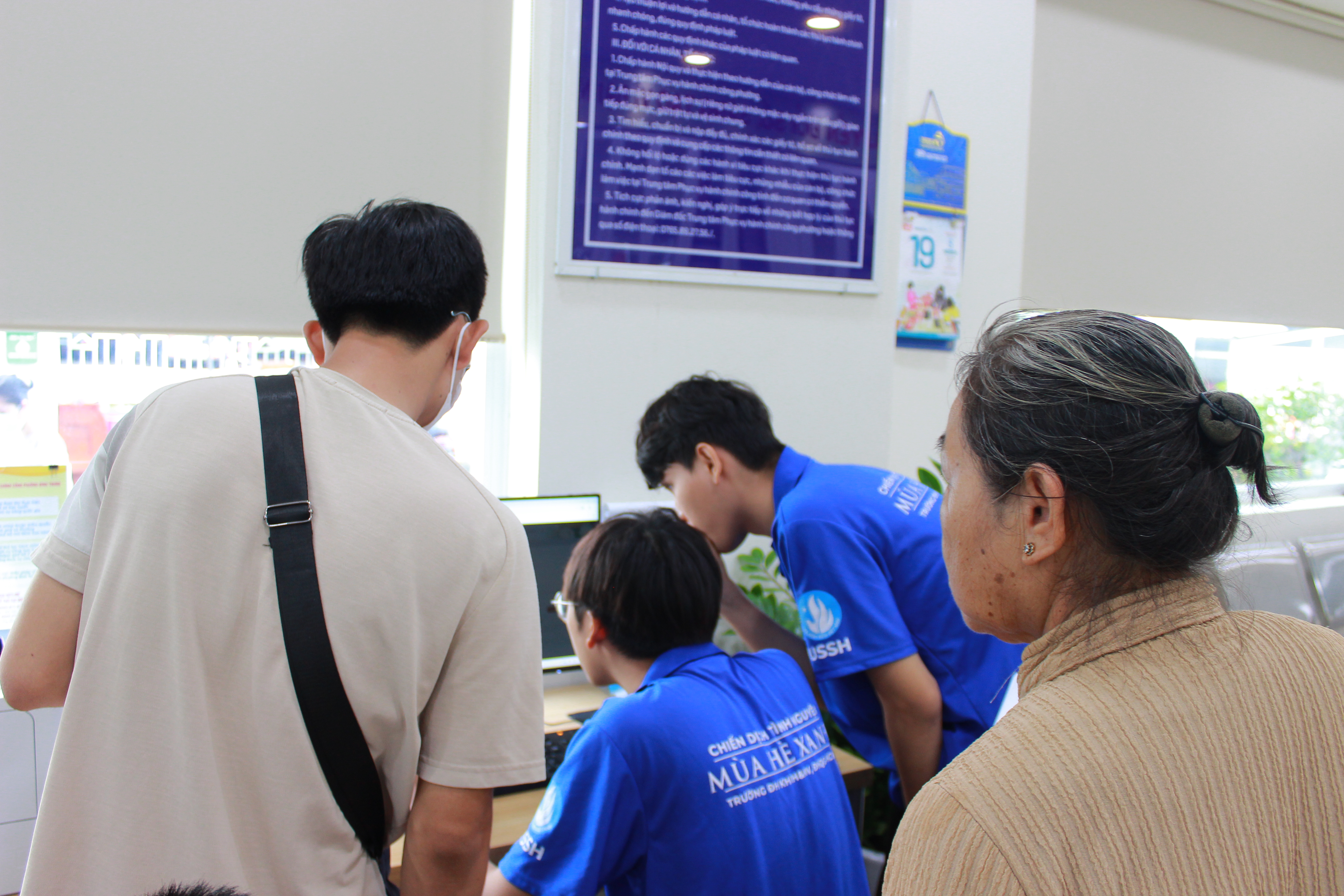 BÌNH DÂN HỌC VỤ SỐ - HỖ TRỢ DỊCH VỤ CÔNG TẠI PHƯỜNG BÌNH TRƯNG
