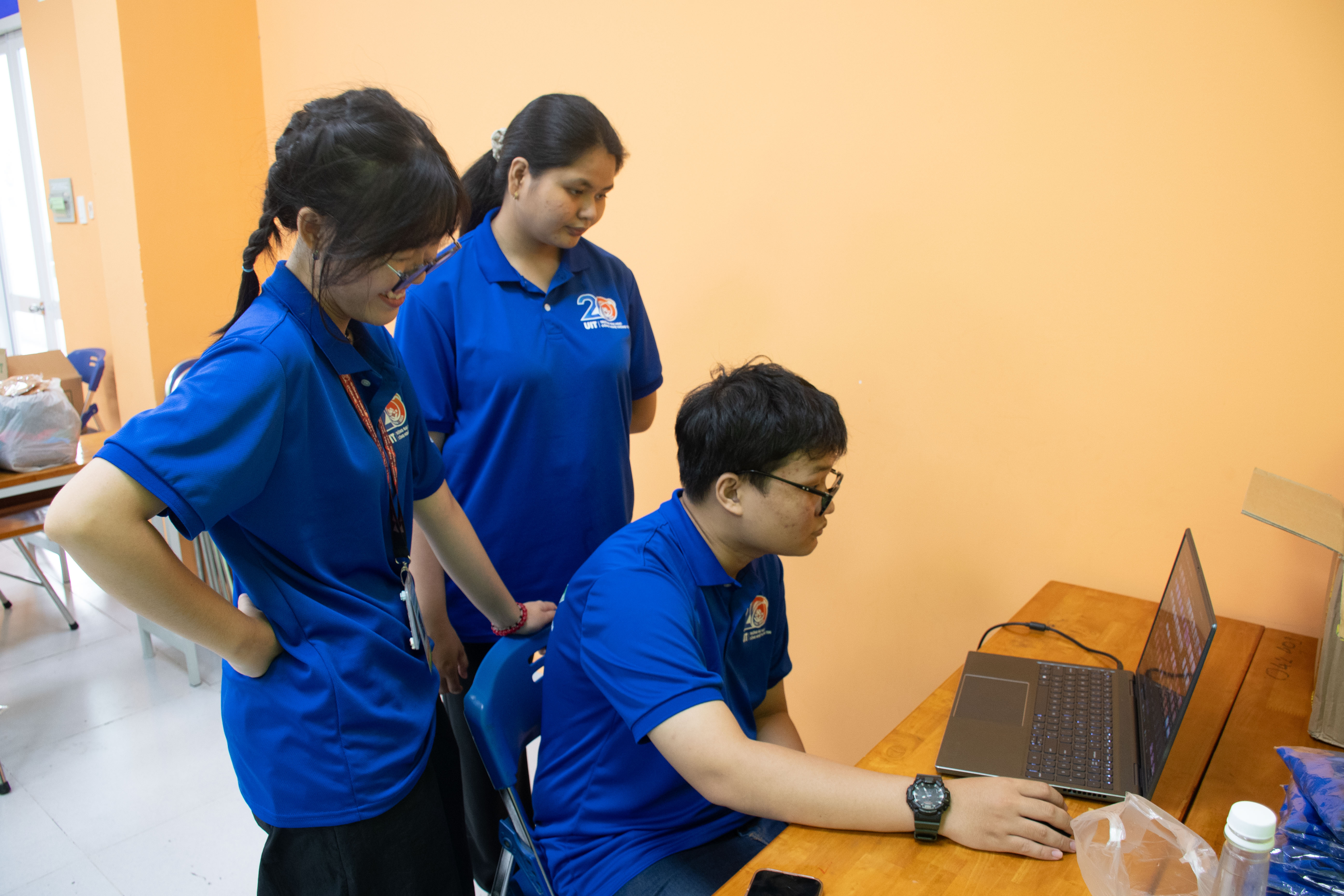 Chụp hình giới thiệu chiến sĩ
