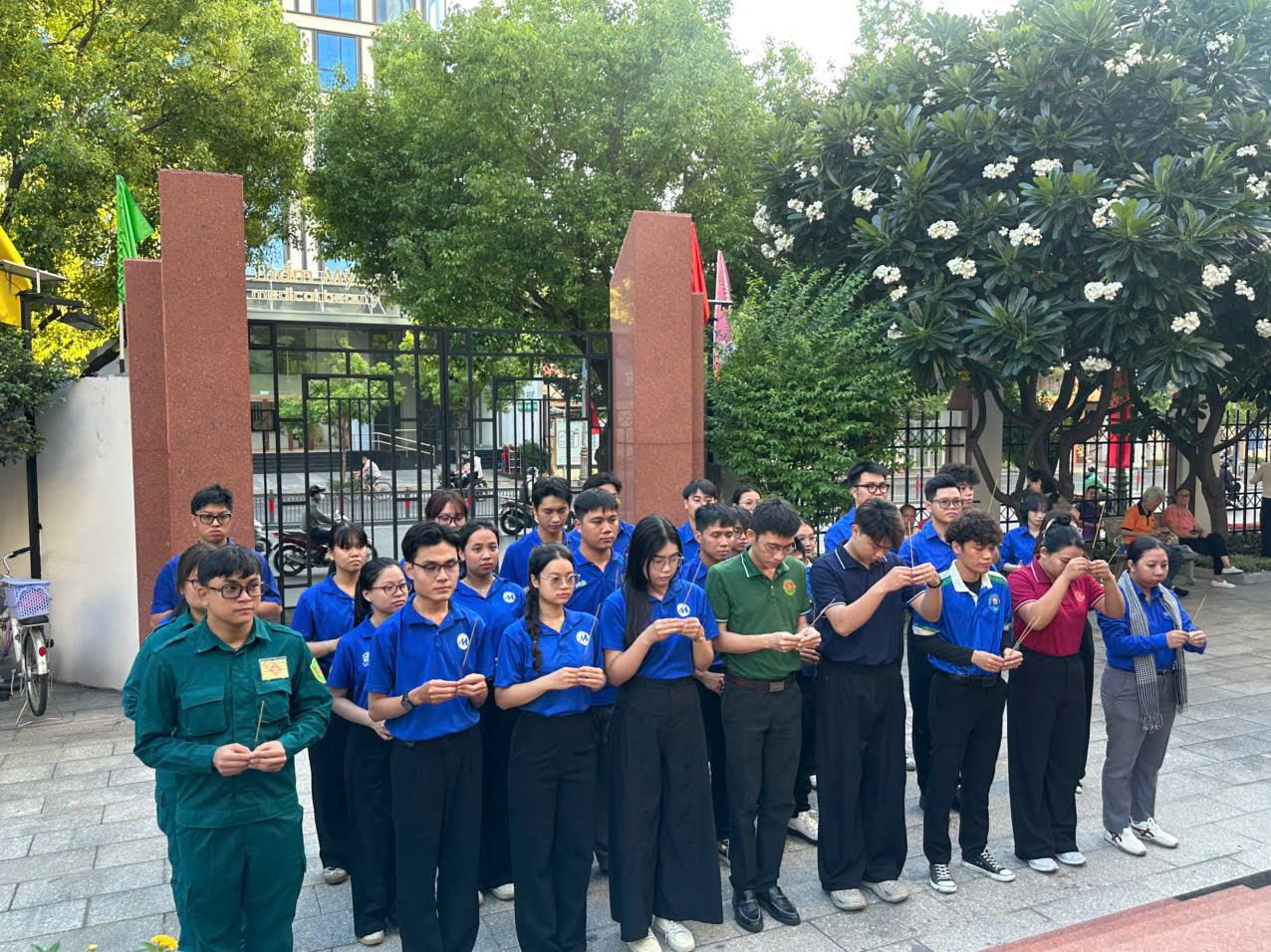 UFM - Dâng hương tại đài Liệt sĩ Phú Nhuận
