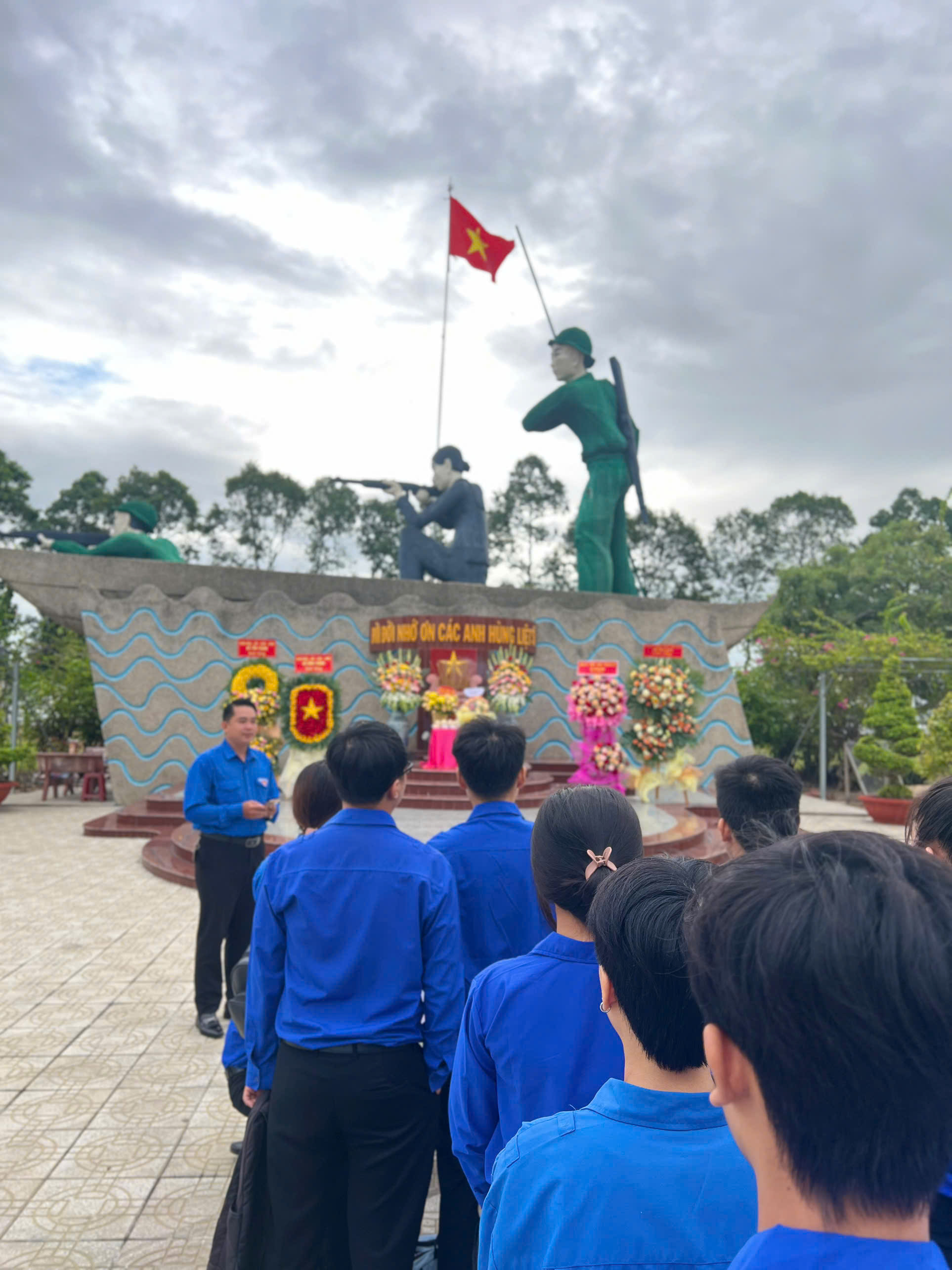 VIẾNG NGHĨA TRANG LIỆT SĨ