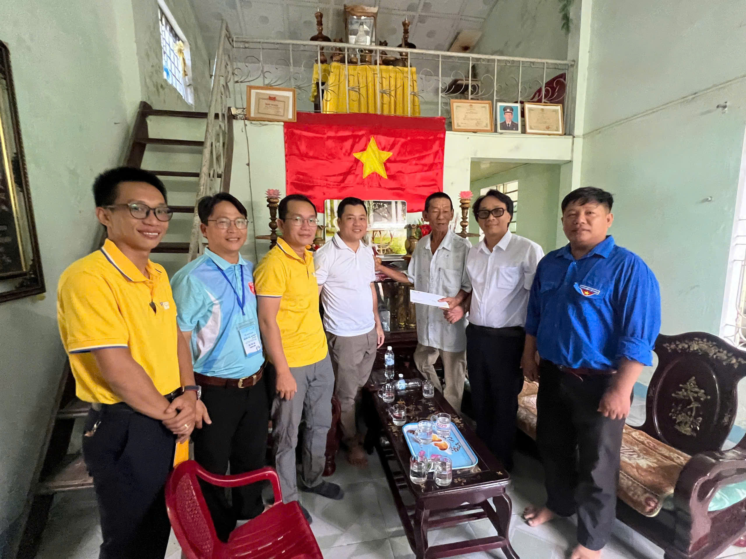Tặng quà cho hộ gia đình có công với cách mạng