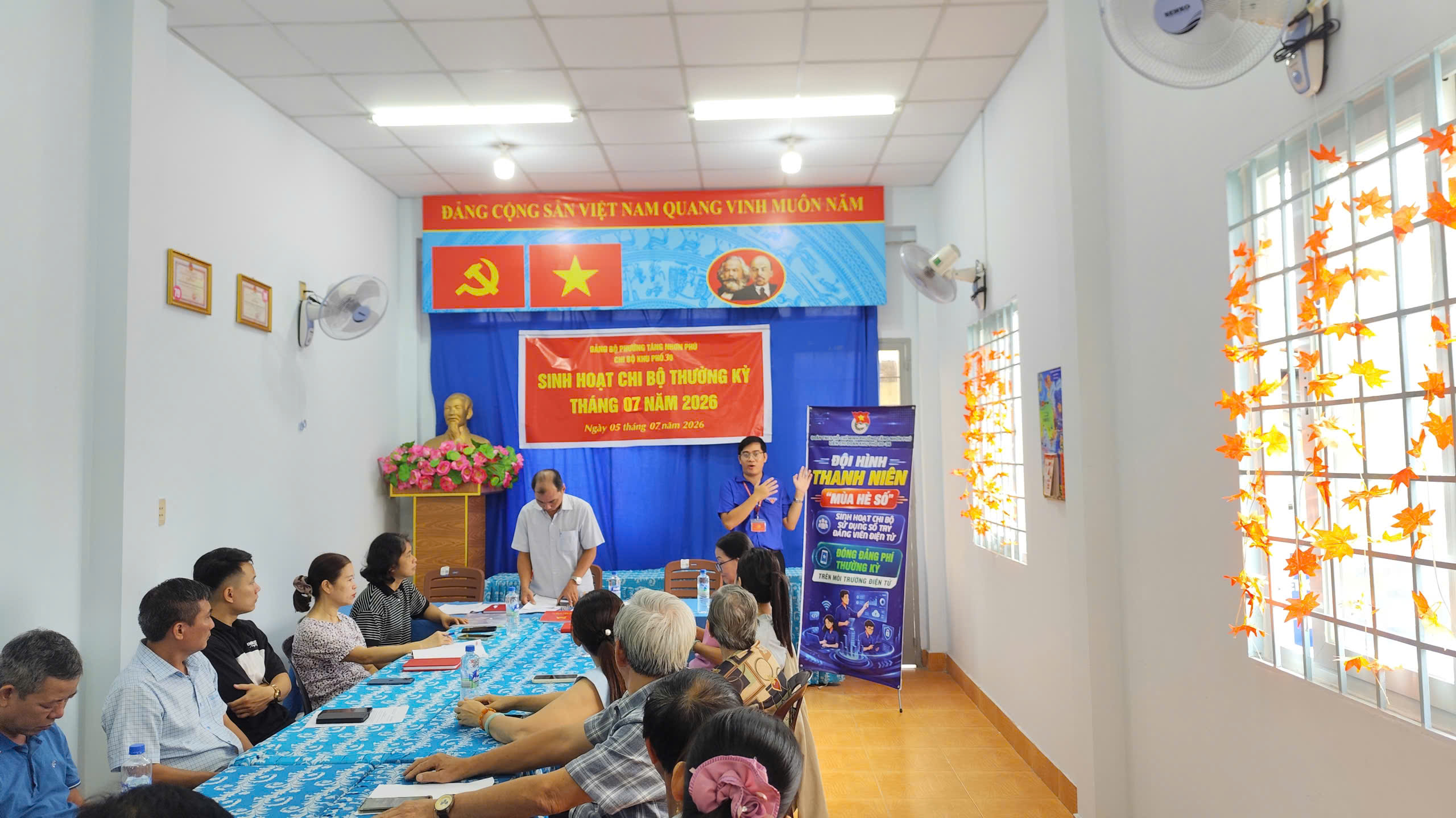 THANH NIÊN MÙA HÈ SỐ - HỖ TRỢ SỬ DỤNG ỨNG DỤNG "SỔ TAY ĐẢNG VIÊN ĐIỆN TỬ" TRONG SINH HOẠT CHI BỘ KHU PHỐ MỚI