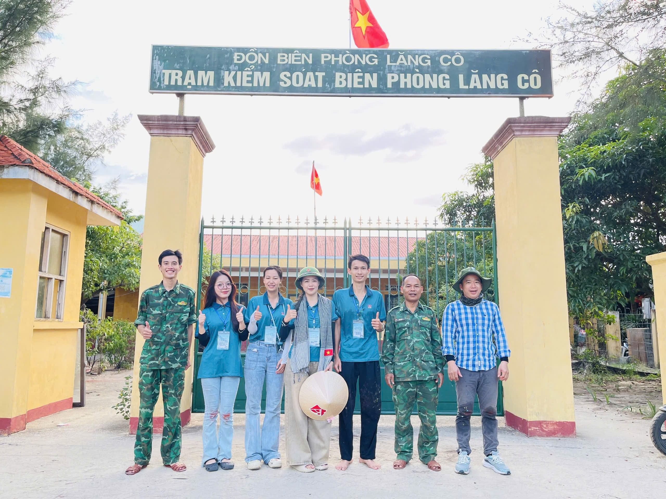 Vẽ tranh tường bích họa tại Đồn Biên phòng và Trạm kiểm soát biên phòng Chân Mây - Lăng Cô