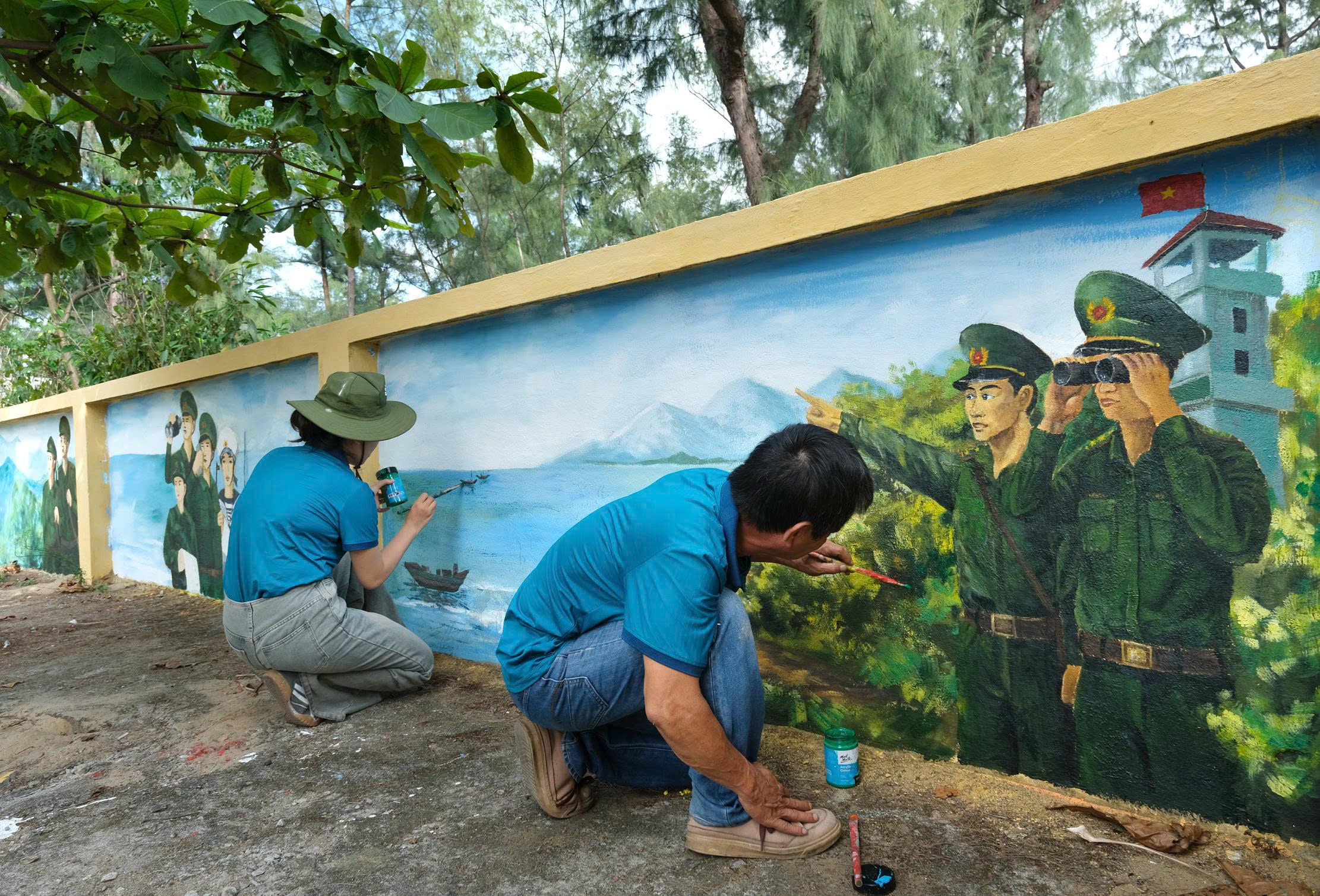 Vẽ tranh bích họa tại Đồn biên phòng Chân Mây - Lăng Cô, Thành phố Huế