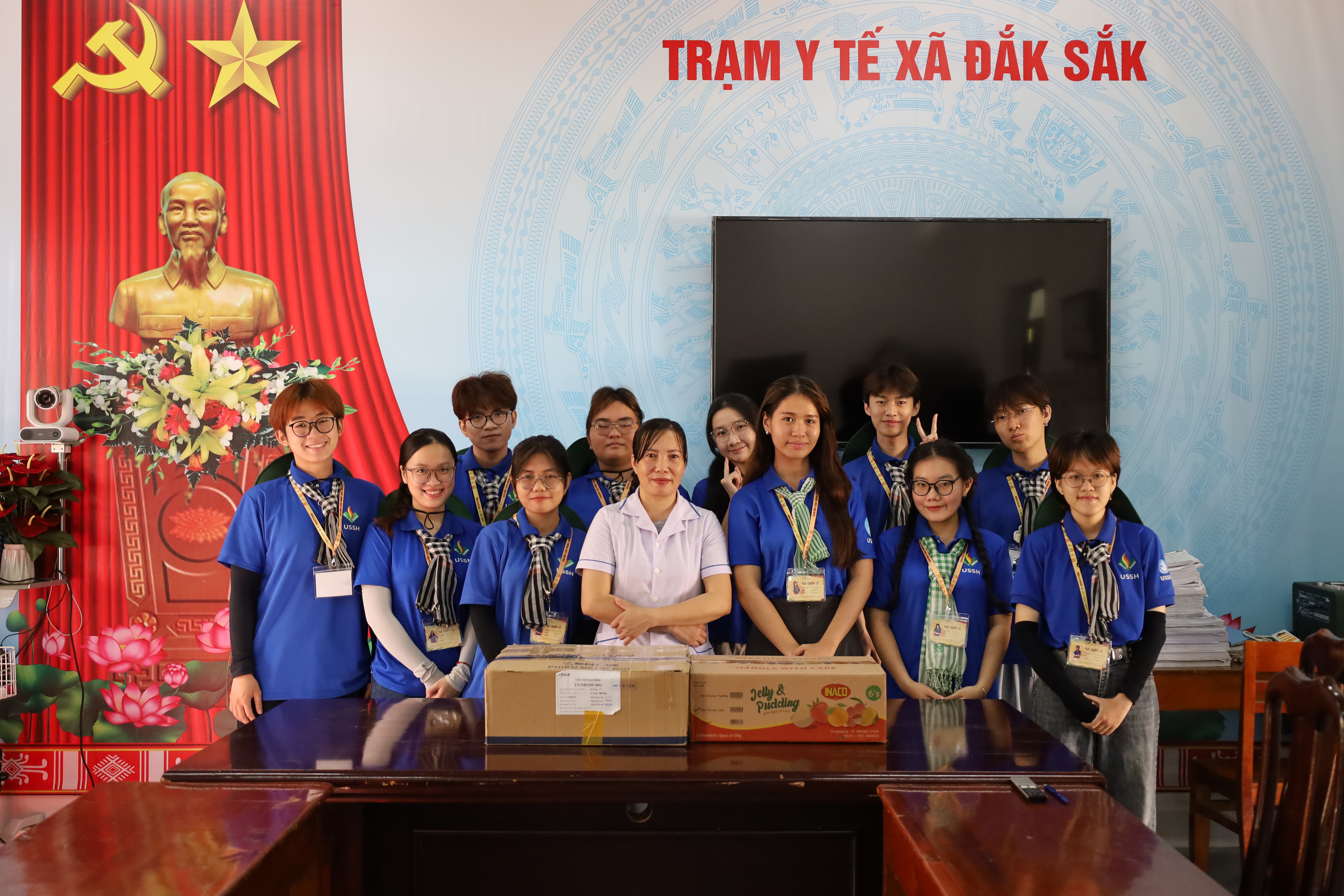 Trao tặng thuốc thiết yếu cho Trạm Y tế xã Đắk Sắk