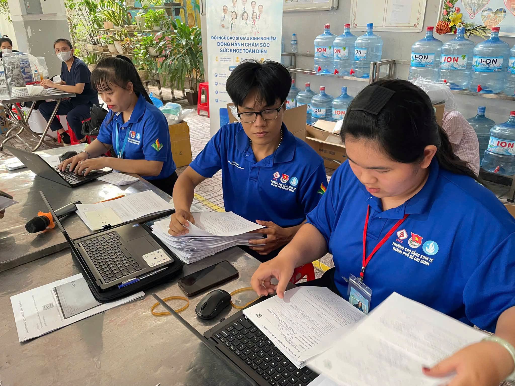 ĐỘI HÌNH MÙA HÈ SỐ HCE HỖ TRỢ NHẬP LIỆU VÀ HƯỚNG DẪN KHÁM SỨC KHỎE TOÀN DÂN TẠI PHƯỜNG BÀN CỜ