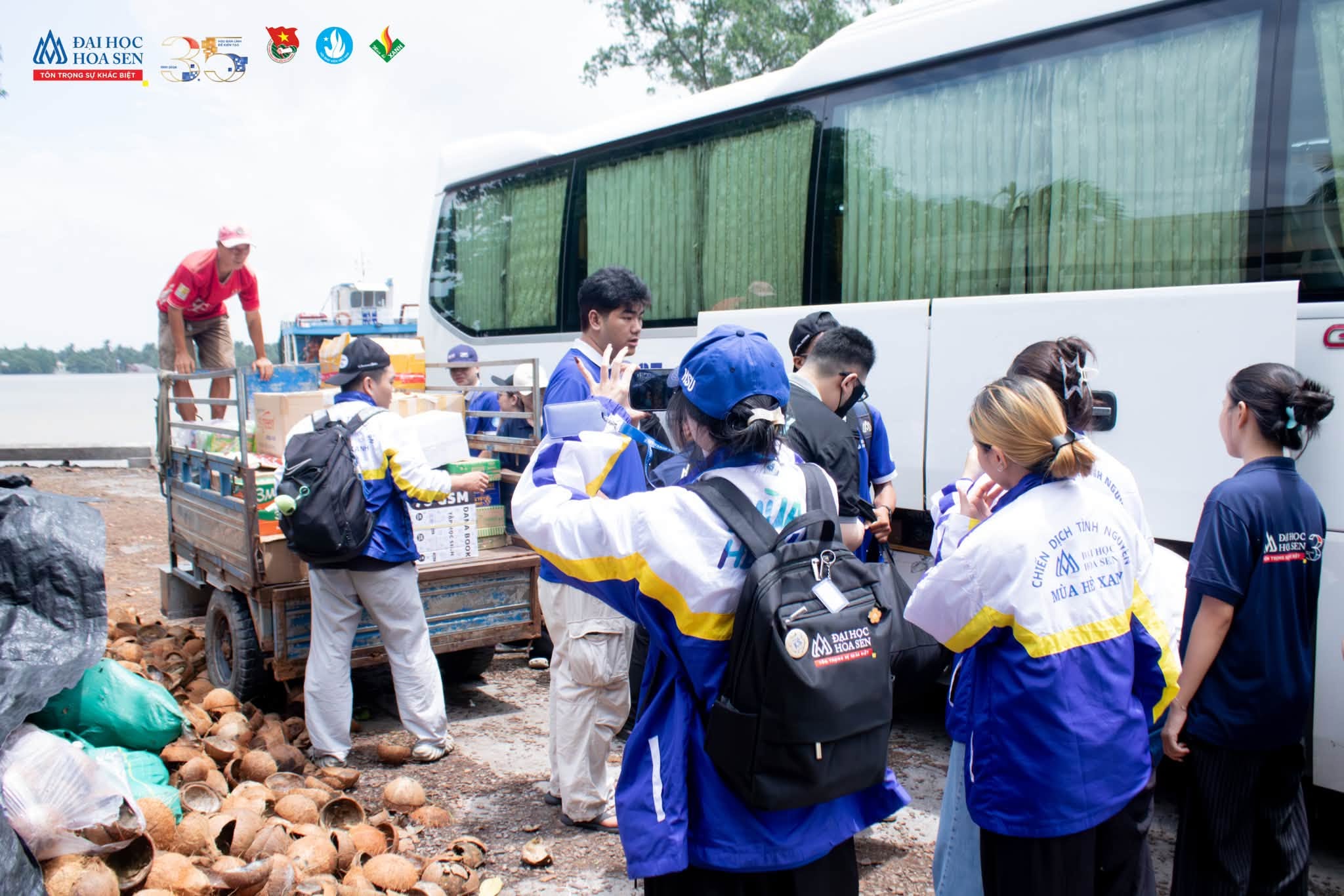 LỄ TIẾP NHẬN THANH NIÊN TÌNH NGUYỆN HÈ 2026 ĐỘI HÌNH TRƯỜNG ĐẠI HỌC HOA SEN