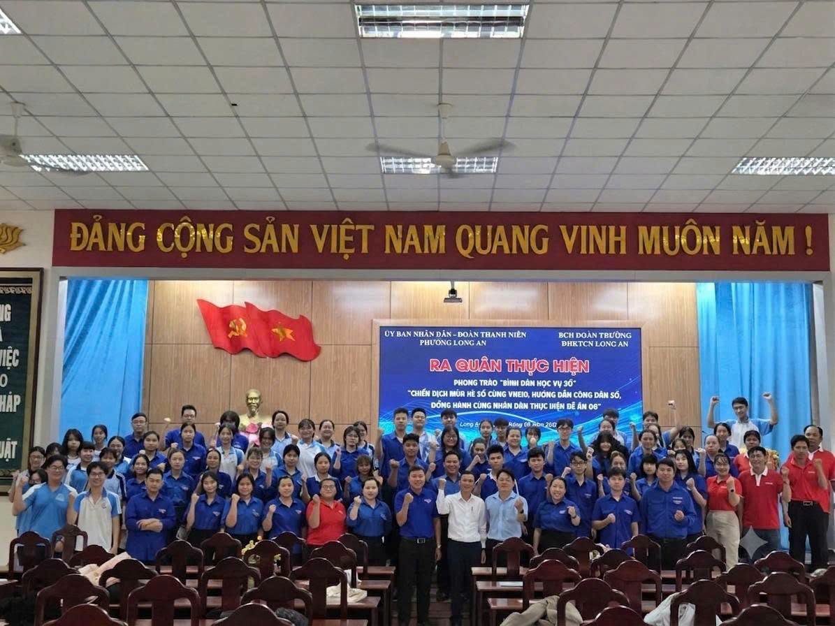 RA QUÂN ĐỘI HÌNH THANH NIÊN TÌNH NGUYỆN “BÌNH DÂN HỌC VỤ SỐ” HƯỞNG ỨNG CHIẾN DỊCH