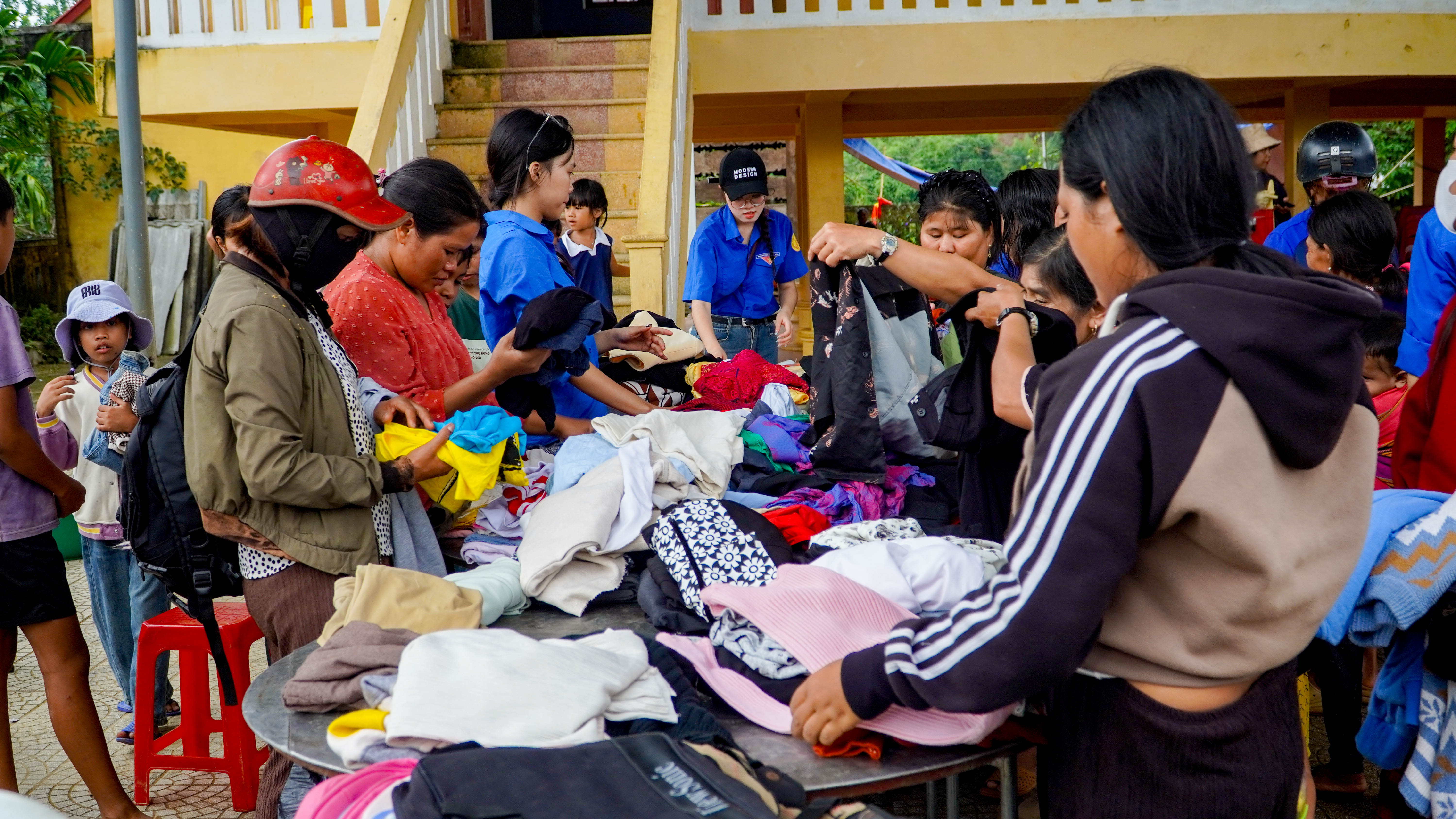 ẢNH CHƯƠNG TRÌNH "THẮP SÁNG BIÊN CƯƠNG" TRƯỜNG ĐẠI HỌC PHÚ XUÂN