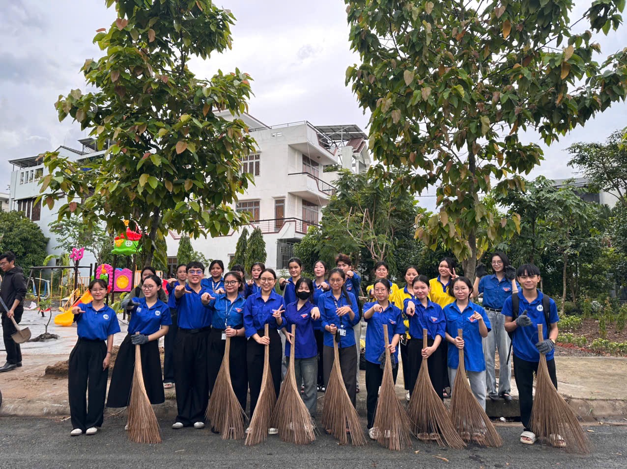 UFM - Thứ bảy tình nguyện - Ra quân dọn dẹp vệ sinh